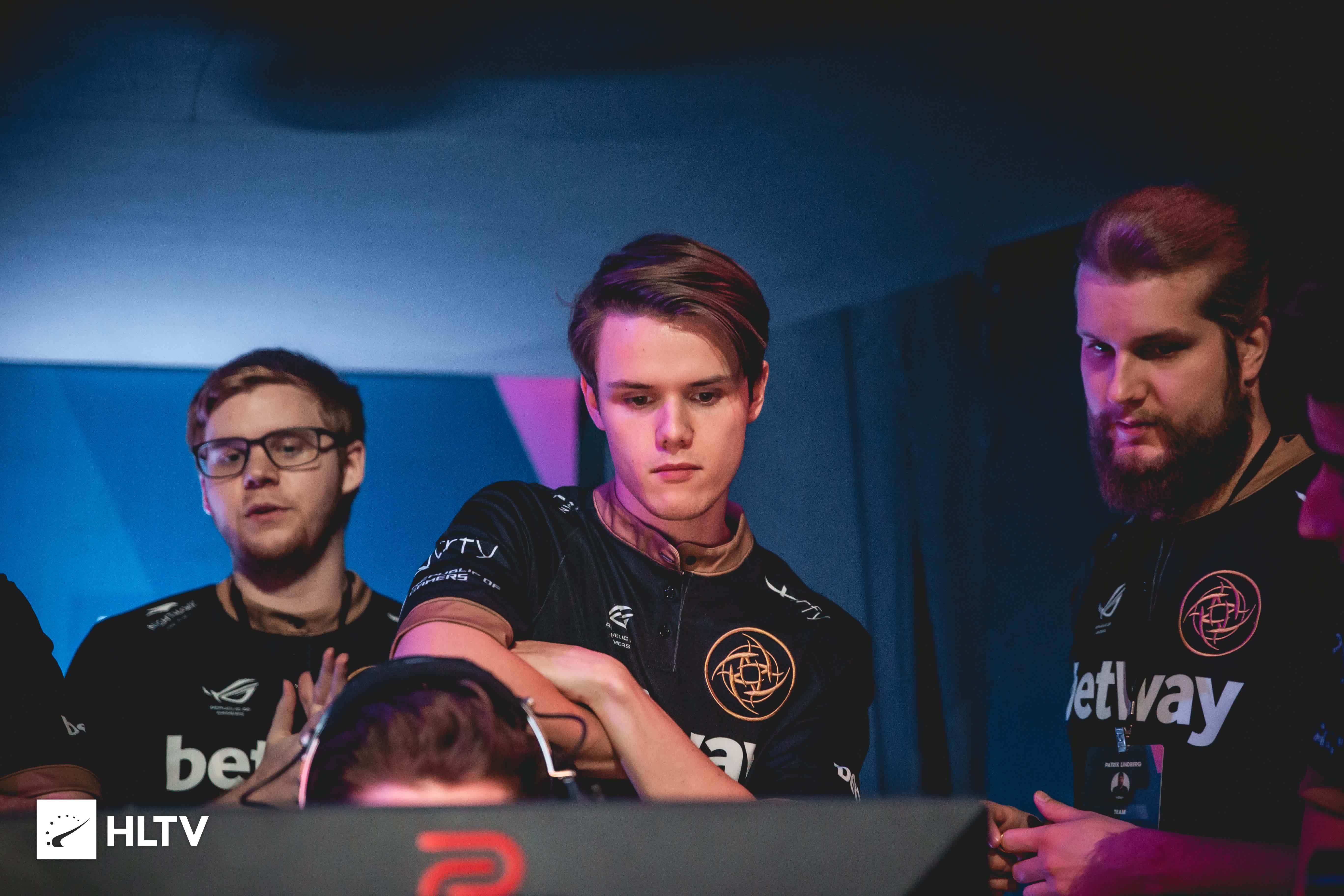 默契配合下 默契配合下