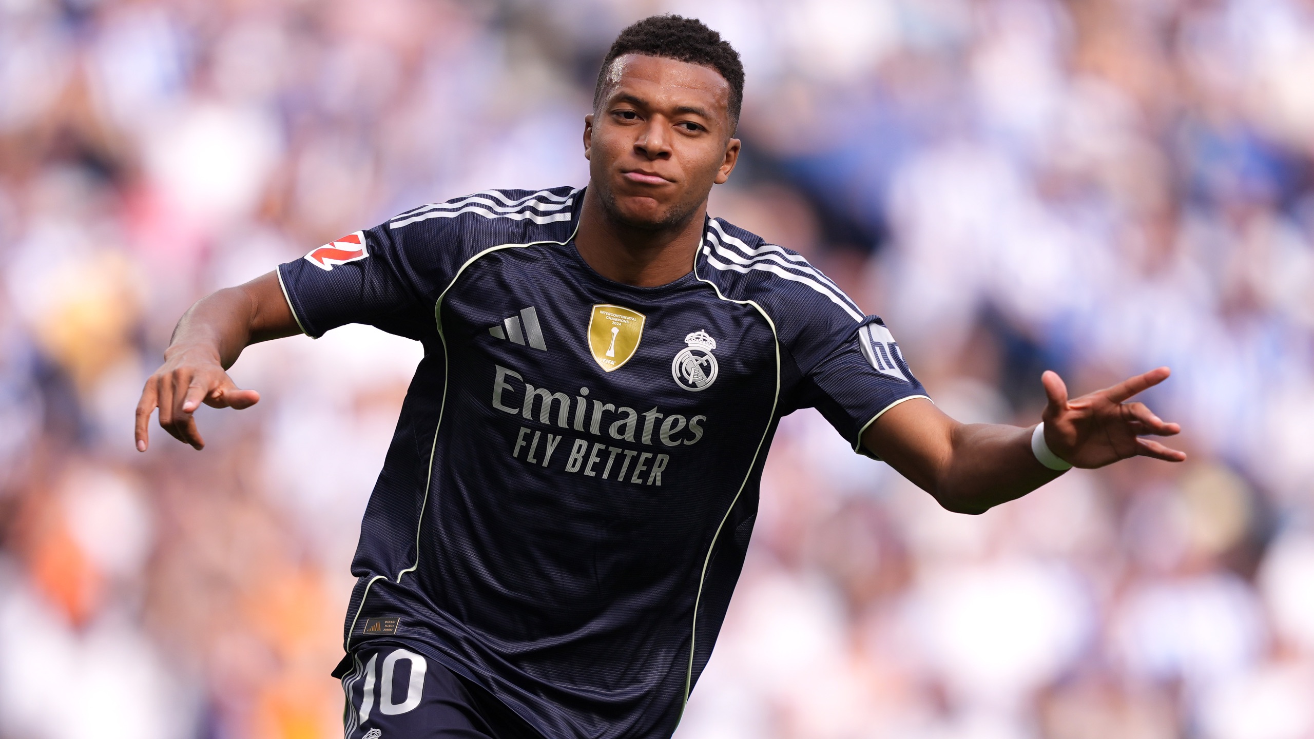 他在连续两 他在连续两